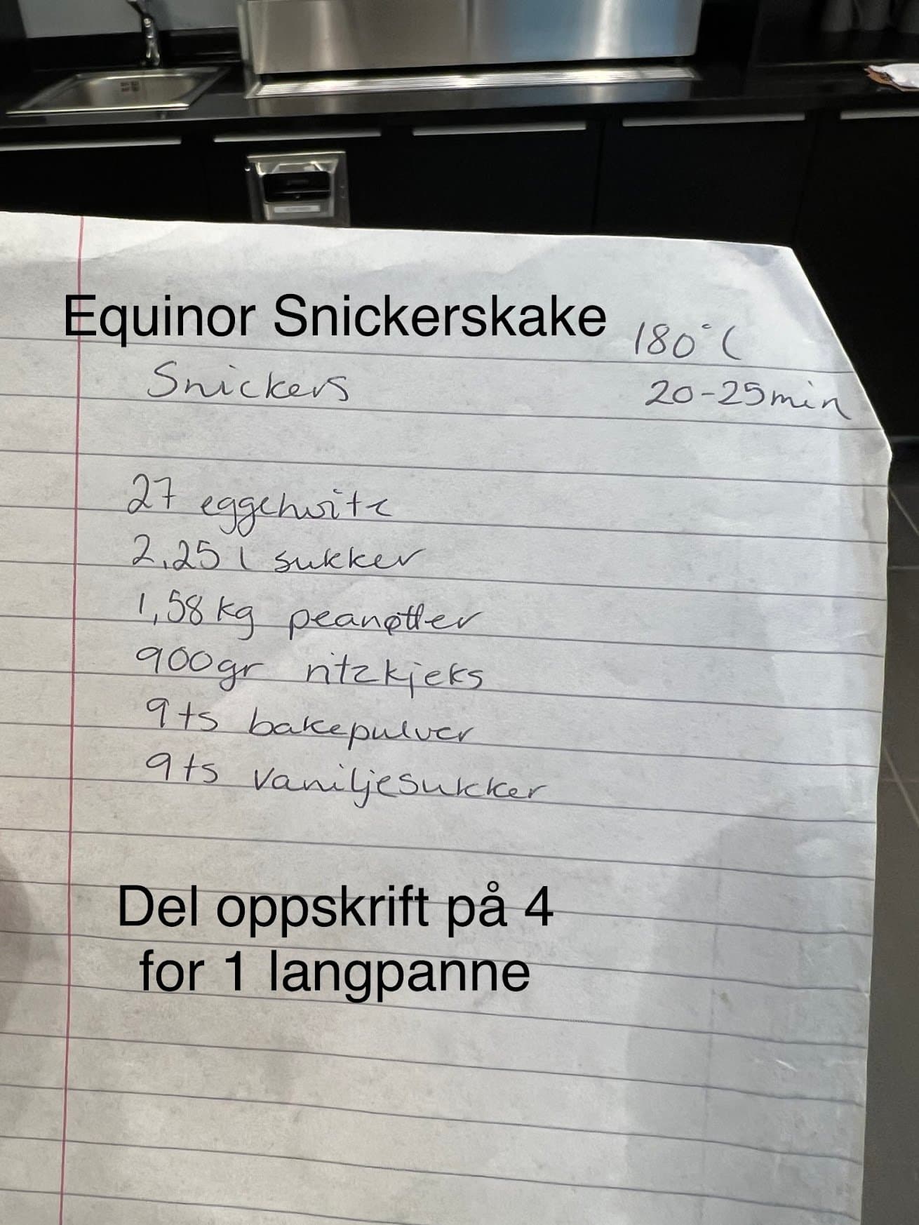 Håndskrevet oppskrift på Equinor Snickerskake: 27 eggehviter, 2,25 liter sukker, 1,58 kg peanøtter, 900 gram Ritz-kjeks, 9 ts bakepulver og 9 ts vaniljesukker. 180 grader i 20–25 minutter. Del oppskriften på 4 for én langpanne.